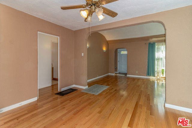 2807 S Bedford Street, Los Angeles CA: https://media.crmls.org/mediaz/5b2f8f0f-3240-4e5b-9247-c168edb60297.jpg