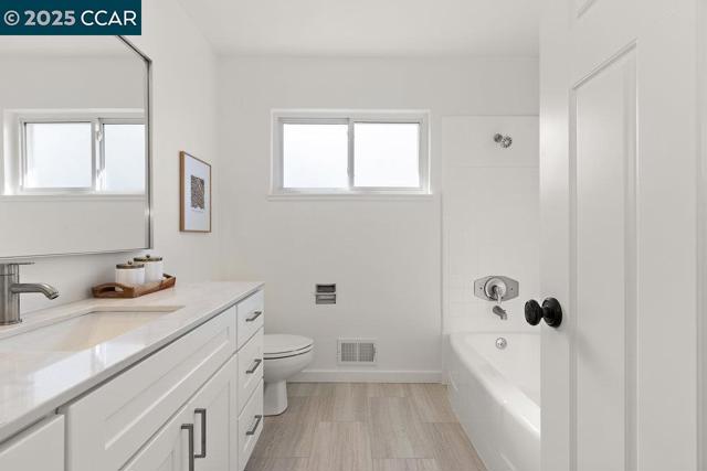 1071 Serrano Ct, Lafayette CA: https://media.crmls.org/mediaz/5b2fc4df-79a0-4f82-875e-a76dd9038086.jpg