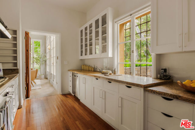 405 Toro Canyon Road, Carpinteria CA: https://media.crmls.org/mediaz/5b315e23-4192-4257-8fdf-3c586c9b8b54.jpg