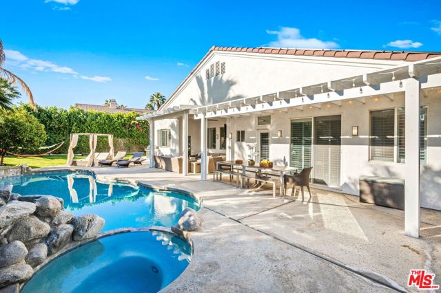 1083 E Circulo San Sorrento Road, Palm Springs CA: https://media.crmls.org/mediaz/5b3181ac-07b9-4edd-aa9d-22716b4a03ea.jpg