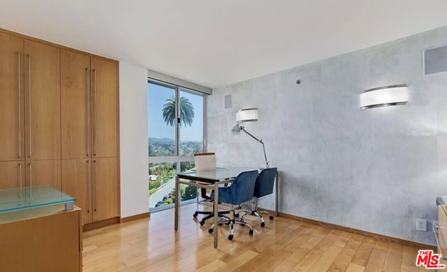 201 Ocean Avenue, Santa Monica CA: https://media.crmls.org/mediaz/5b31829a-d1c7-4987-92eb-b87cfb93110e.jpg