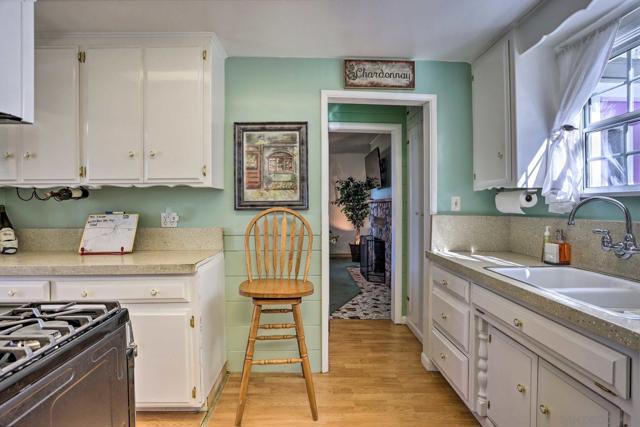 23984 SKYLAND DR, Crestline CA: https://media.crmls.org/mediaz/5b31f1f6-f597-4ac6-82d5-9577571b4173.jpg