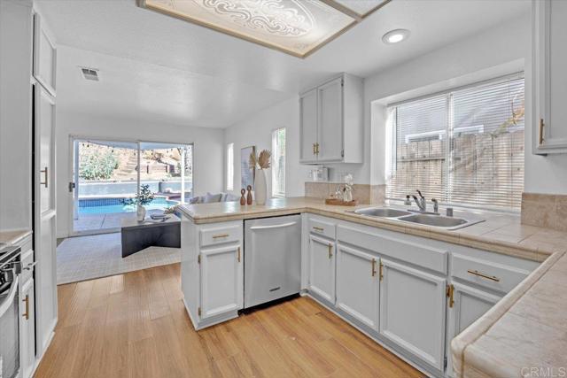 Detail Gallery Image 9 of 30 For 12126 via Serrano, El Cajon,  CA 92019 - 3 Beds | 2/1 Baths