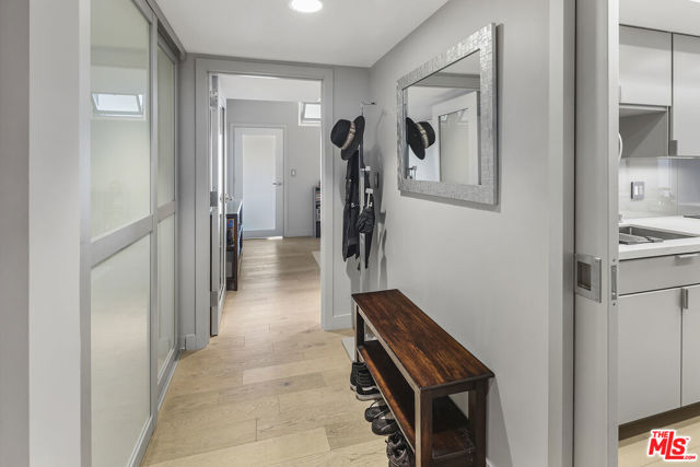 13700 Marina Pointe Drive, Marina del Rey CA: https://media.crmls.org/mediaz/5b328dfb-ad82-4820-908d-e055ec506616.jpg