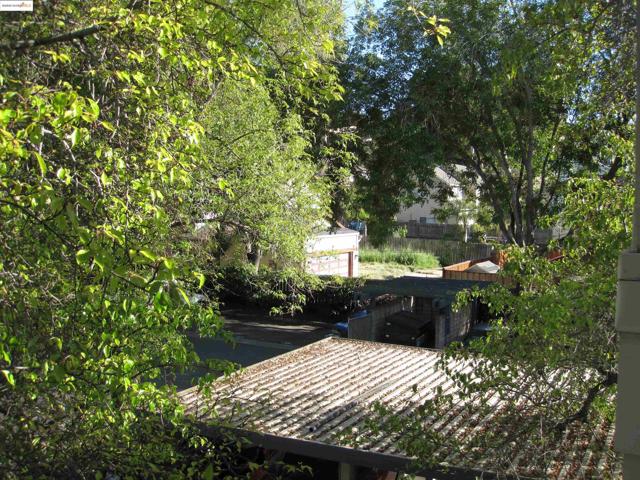 26811 Hayward Blvd, Hayward CA: https://media.crmls.org/mediaz/5b3303ba-5c22-432a-be1d-cf6da9f38fc5.jpg