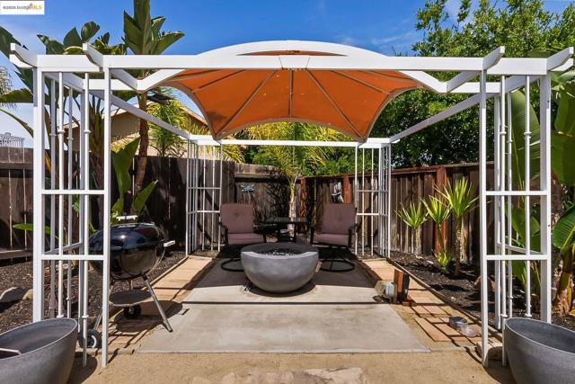 150 Ridge Crest Ct, Oakley CA: https://media.crmls.org/mediaz/5b331281-fe93-48fc-9f53-5f088080215a.jpg