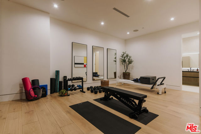 260 S Canyon View Drive, Los Angeles CA: https://media.crmls.org/mediaz/5b3383b9-c9a5-47dd-a8f7-01d97abfacfd.jpg