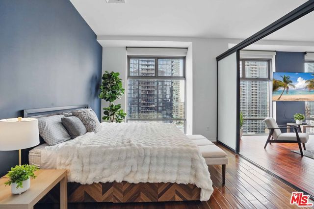 801 S Grand Avenue, Los Angeles CA: https://media.crmls.org/mediaz/5b33efbe-50cb-40de-9806-4b43b584a956.jpg