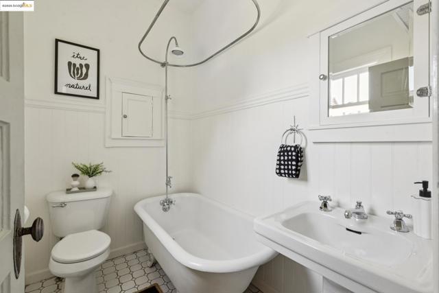 6521 Herzog St, Oakland CA: https://media.crmls.org/mediaz/5b349a66-1286-48fa-a01d-9a2f33e6f6e5.jpg