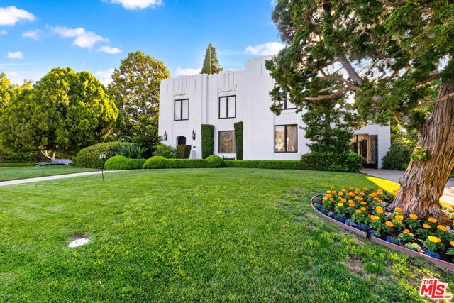 191 S Hudson Avenue, Los Angeles CA: https://media.crmls.org/mediaz/5b34c773-4c96-4554-a68c-c3c060aa62b2.jpg