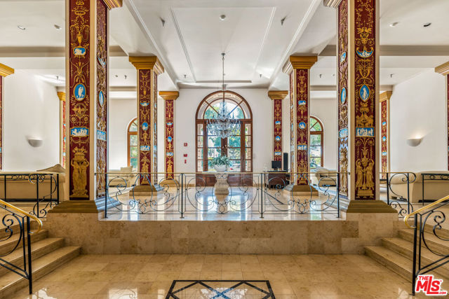 9249 Burton Way, Beverly Hills CA: https://media.crmls.org/mediaz/5b3503fa-926c-405c-9eb4-338505a33bed.jpg