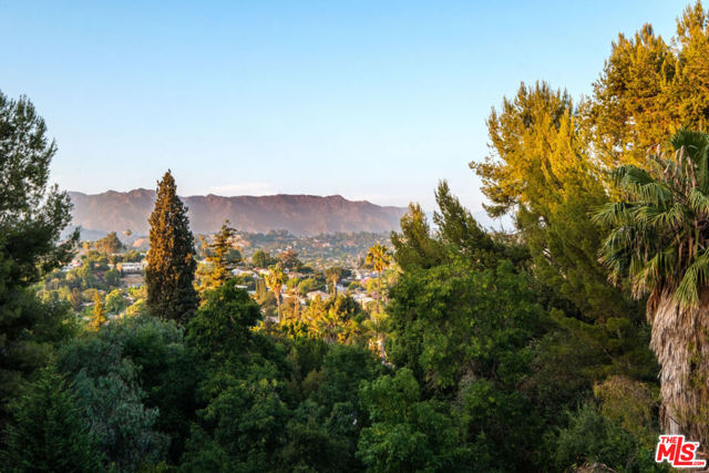 980 Oneonta Drive, Los Angeles CA: https://media.crmls.org/mediaz/5b36391c-7f4a-4b59-a86c-506766dd58a3.jpg