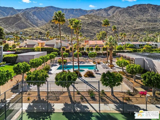 2696 S Sierra Madre, Palm Springs CA: https://media.crmls.org/mediaz/5b36ea40-52d2-4f4d-8112-a7fc258466df.jpg