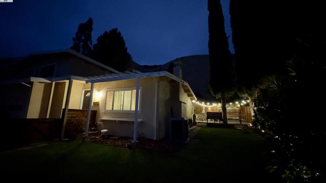 38526 Canyon Heights Drive, Fremont CA: https://media.crmls.org/mediaz/5b376ce8-8868-44d1-abe1-c77d39ab0a56.jpg