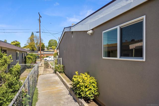 9265 Overton Ave, San Diego CA: https://media.crmls.org/mediaz/5b37b4c0-ae4c-4c24-ab4d-301a992032c2.jpg