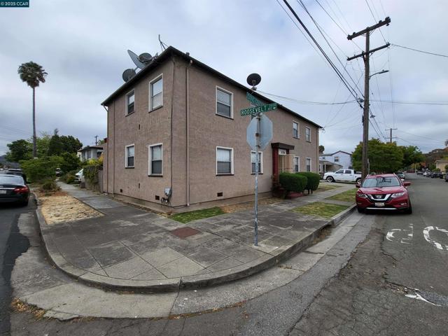 578 Civic Center St, Richmond CA: https://media.crmls.org/mediaz/5b3995dd-2ede-4f97-acee-2bd3e0e6e204.jpg