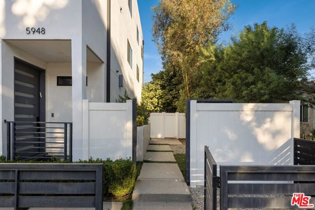 13822 Oxnard Street photo 9