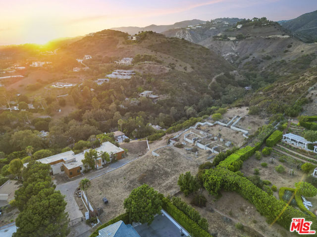 27061 Sea Vista Drive, Malibu CA: https://media.crmls.org/mediaz/5b3a5a1f-141b-4e7e-9408-380fd732b454.jpg