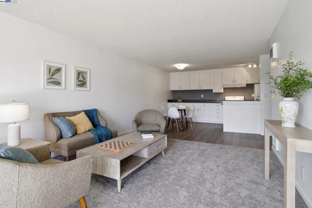 950 Shorepoint Ct, Alameda CA: https://media.crmls.org/mediaz/5b3aa59b-49b5-499b-a3f2-ba314ac4c07e.jpg