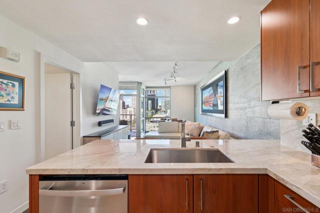 800 The Mark Ln, San Diego CA: https://media.crmls.org/mediaz/5b3adbc9-3b41-49c9-bc30-f25ef431d5c0.jpg