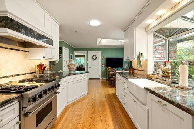1175 Westridge Drive, Portola Valley CA: https://media.crmls.org/mediaz/5b3b08d6-69ff-4b8e-9187-b50cbb89af0b.jpg