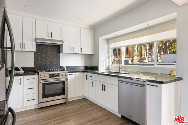 11775 Laurelwood Drive, Studio City CA: https://media.crmls.org/mediaz/5b3b4698-92ed-4def-bbe7-ae7438e0f9ed.jpg