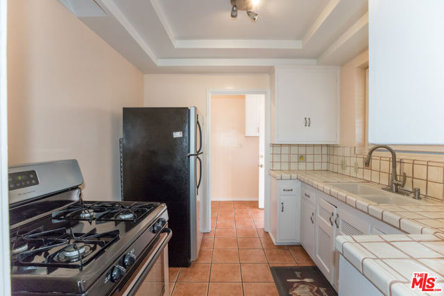 11750 Tennessee Avenue, Los Angeles CA: https://media.crmls.org/mediaz/5b3c6409-c92b-405d-bf9e-dfb766d260dc.jpg