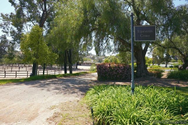 11 Country Glen Rd, Fallbrook CA: https://media.crmls.org/mediaz/5b3d1b76-6594-4c07-a28d-d59e744c9069.jpg