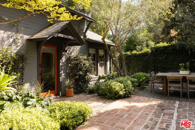 1452 Westerly Terrace, Los Angeles CA: https://media.crmls.org/mediaz/5b3decc8-42be-472f-bbb3-f7f59dfbfe94.jpg