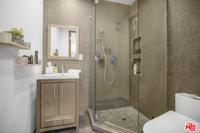 5304 Louise Avenue, Encino CA: https://media.crmls.org/mediaz/5b3f25c4-57ce-461b-810d-4e99c3cfcce4.jpg