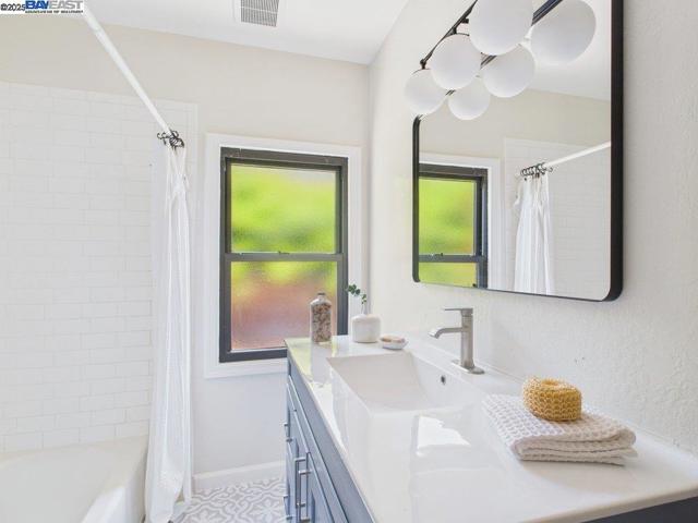 4418 Virginia Ave, Oakland CA: https://media.crmls.org/mediaz/5b3f98ac-3a46-49e7-8c27-ba7895b88602.jpg