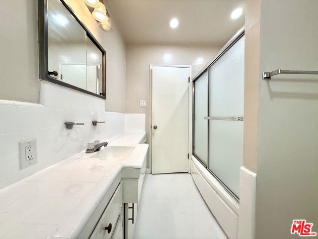 925 S Holt Avenue, Los Angeles CA: https://media.crmls.org/mediaz/5b3fc491-d49b-4f31-ab25-2198de68a704.jpg