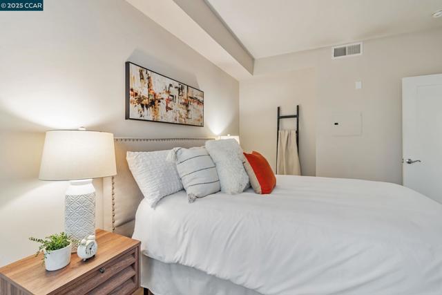 4395 Piedmont Ave, Oakland CA: https://media.crmls.org/mediaz/5b405f12-5c3f-4b97-a9f9-f22463d86435.jpg