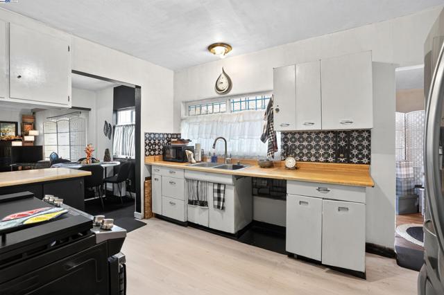 1045 72nd Avenue, Oakland CA: https://media.crmls.org/mediaz/5b4083d7-18ac-4fc2-9359-65ec3f8e05f8.jpg