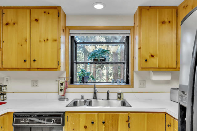 52402 Pine Ridge Road, Idyllwild CA: https://media.crmls.org/mediaz/5b408f81-556c-4e6d-a31b-ef7d2f4d523e.jpg