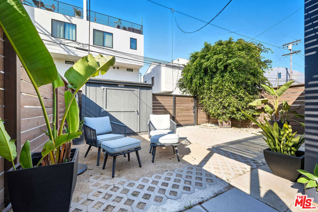 517 Venice Way, Venice CA: https://media.crmls.org/mediaz/5b4294ac-ee4f-4f13-955e-90ea4ec4f998.jpg