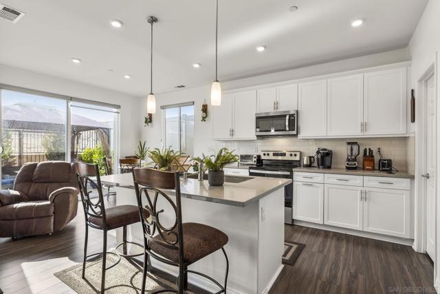 532 Enzo St, Lake Elsinore CA: https://media.crmls.org/mediaz/5b42d943-df52-4e72-88d3-68e1891242ed.jpg