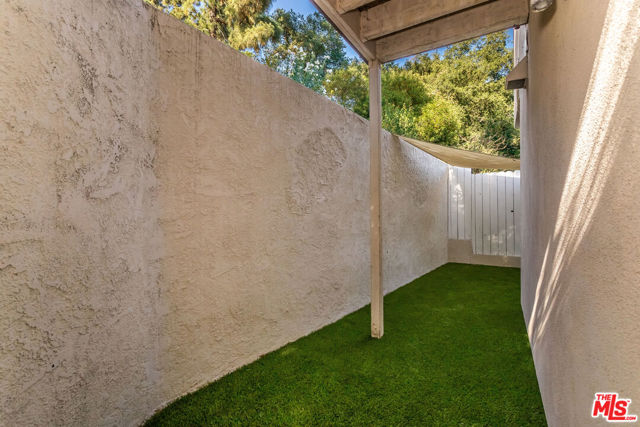 8783 Lookout Mountain Avenue, Los Angeles CA: https://media.crmls.org/mediaz/5b43b484-cd6f-40a4-b331-271088c6bdc6.jpg