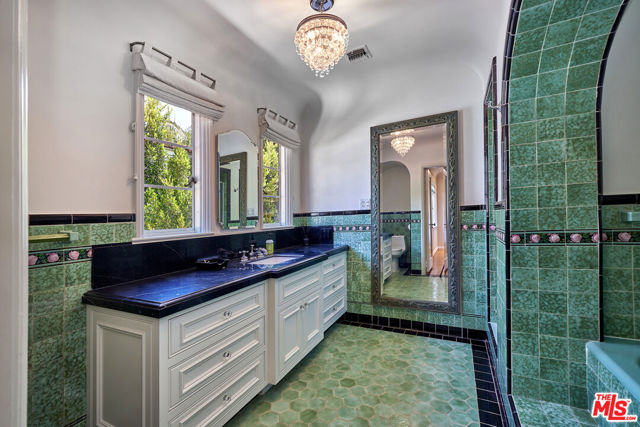 519 N ALTA Drive, Beverly Hills CA: https://media.crmls.org/mediaz/5b442375-1ed9-4f19-8681-9f5118c10cb2.jpg