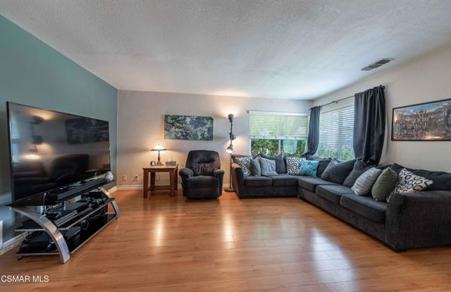 4894 Muirwood Court, Simi Valley CA: https://media.crmls.org/mediaz/5b442b80-c462-4a02-a4f9-80ce34d8f8d7.jpg