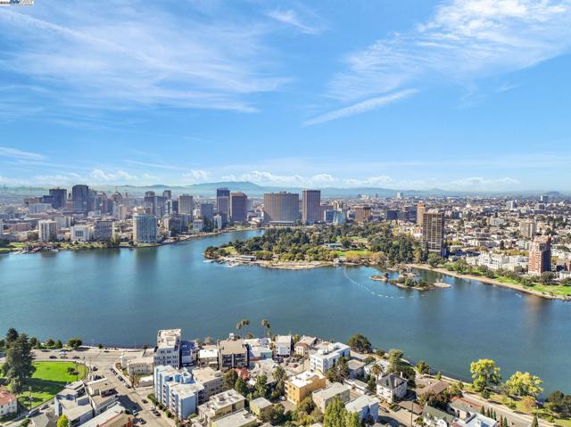 400 Wayne Ave, Oakland CA: https://media.crmls.org/mediaz/5b460ce9-dcef-4bcb-95bd-c386081c53b6.jpg