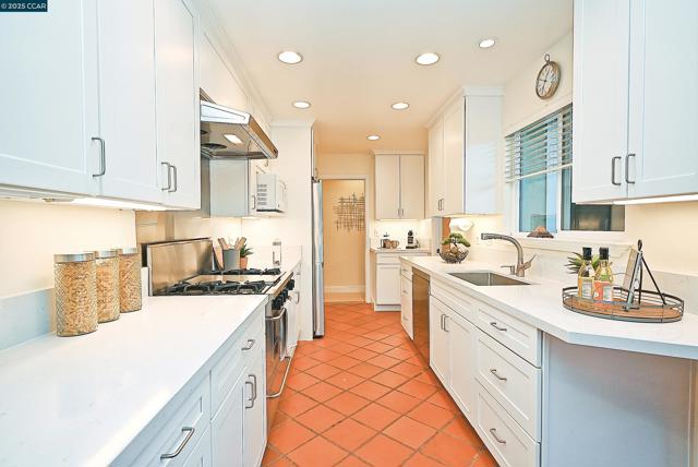 911 Sousa Drive, Walnut Creek CA: https://media.crmls.org/mediaz/5b4652a8-d969-4c03-abf9-fbff6fc6af58.jpg