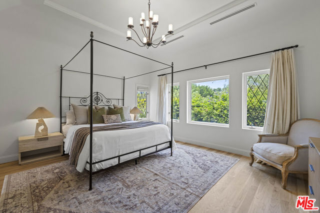 736 S Cloverdale Avenue, Los Angeles CA: https://media.crmls.org/mediaz/5b4715d2-4743-424c-a8c6-cb1fd907cc25.jpg