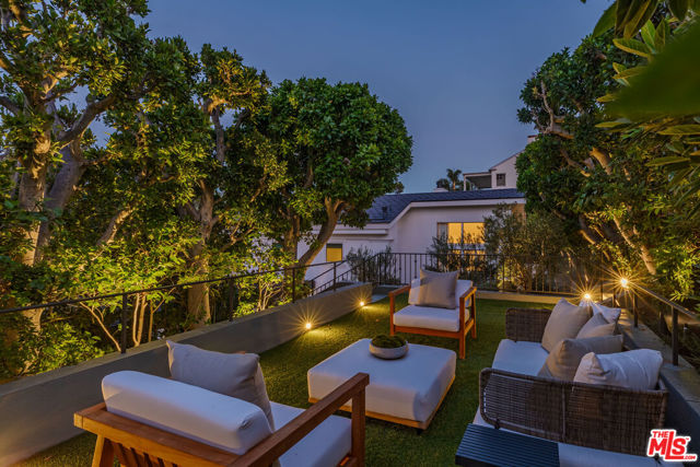 365 Norcroft Avenue, Los Angeles CA: https://media.crmls.org/mediaz/5b476367-604a-4fe8-8fad-14d378ae9d4d.jpg