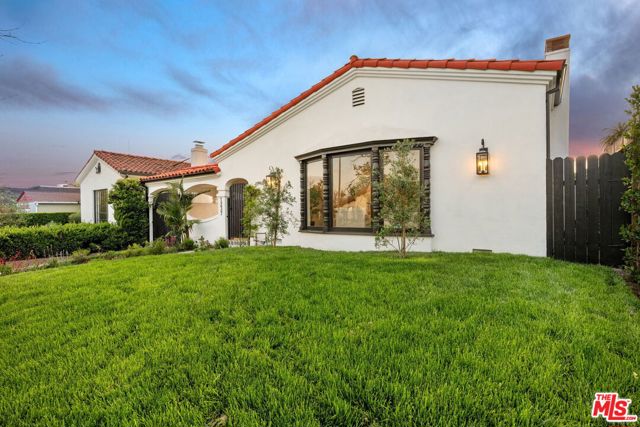 1237 S Curson Avenue, Los Angeles CA: https://media.crmls.org/mediaz/5b47b55e-d352-4bc7-a463-c3a42088df8c.jpg