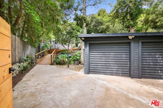 19817 Montau Drive, Topanga CA: https://media.crmls.org/mediaz/5b480085-d650-4c23-b5f6-ca0cb8a986cc.jpg