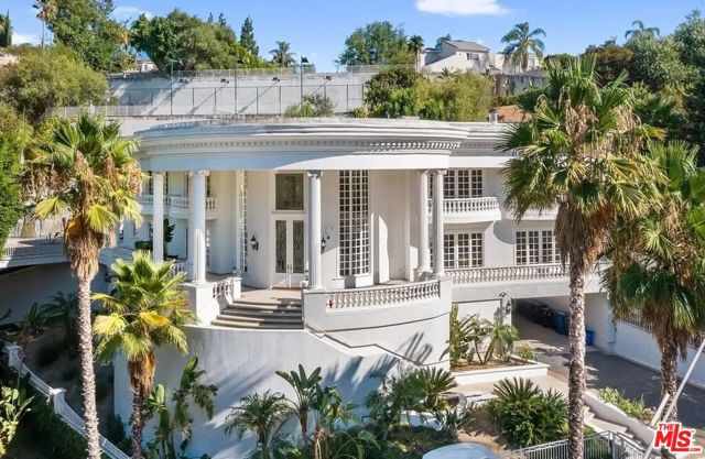 4434 Grimes Place, Encino CA: https://media.crmls.org/mediaz/5b486659-a463-4192-9baa-cd2f2ab796d2.jpg