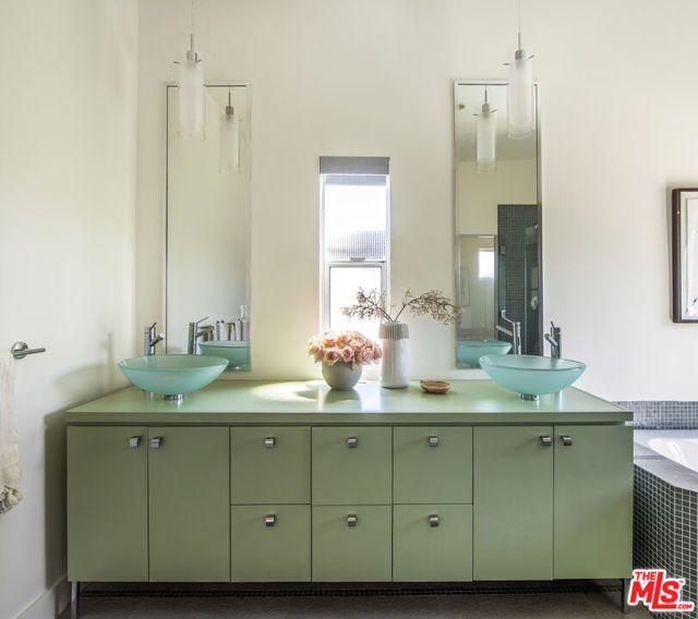 4947 Varna Avenue, Sherman Oaks CA: https://media.crmls.org/mediaz/5b489b71-434d-486a-92c9-124a3a4f4844.jpg