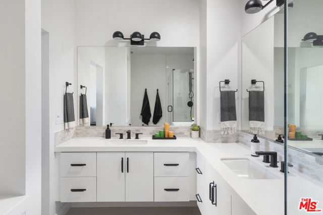 1417 N Lincoln Lane, Los Angeles CA: https://media.crmls.org/mediaz/5b48a918-4f5a-4e26-a86b-d70a924d7069.jpg