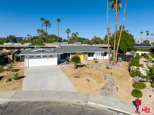 980 N Buttonwillow Circle, Palm Springs CA: https://media.crmls.org/mediaz/5b48f0e2-eb93-41d2-a7ea-b73dae197732.jpg